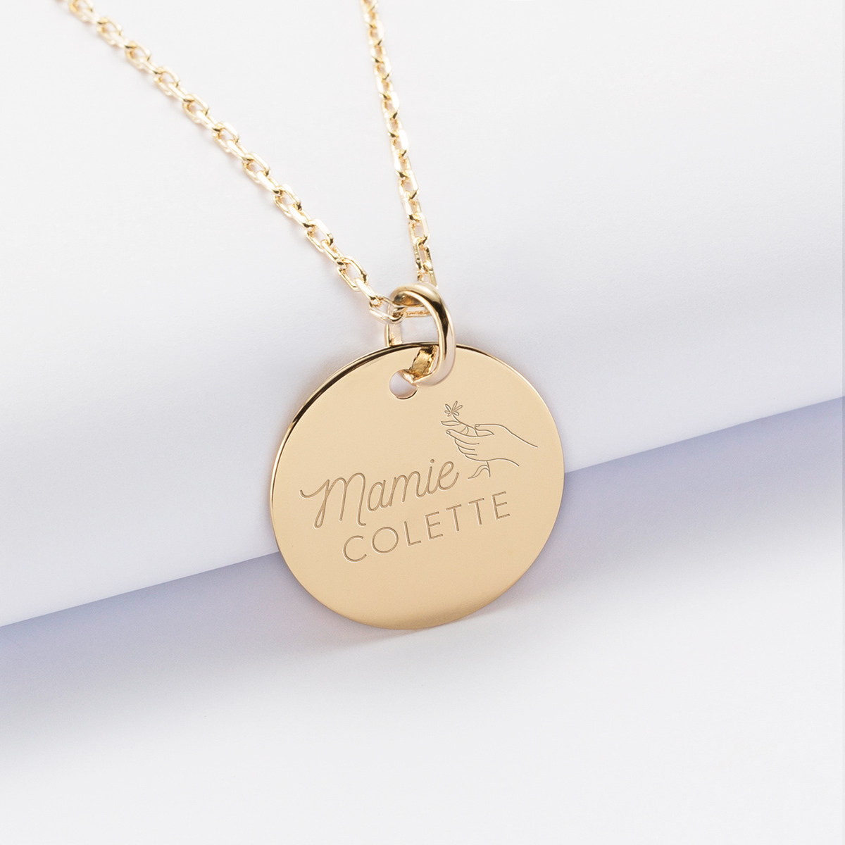 Pendentif personnalisé médaille gravée plaqué or 19 mm - édition spéciale "Mamie bouquet" - 1