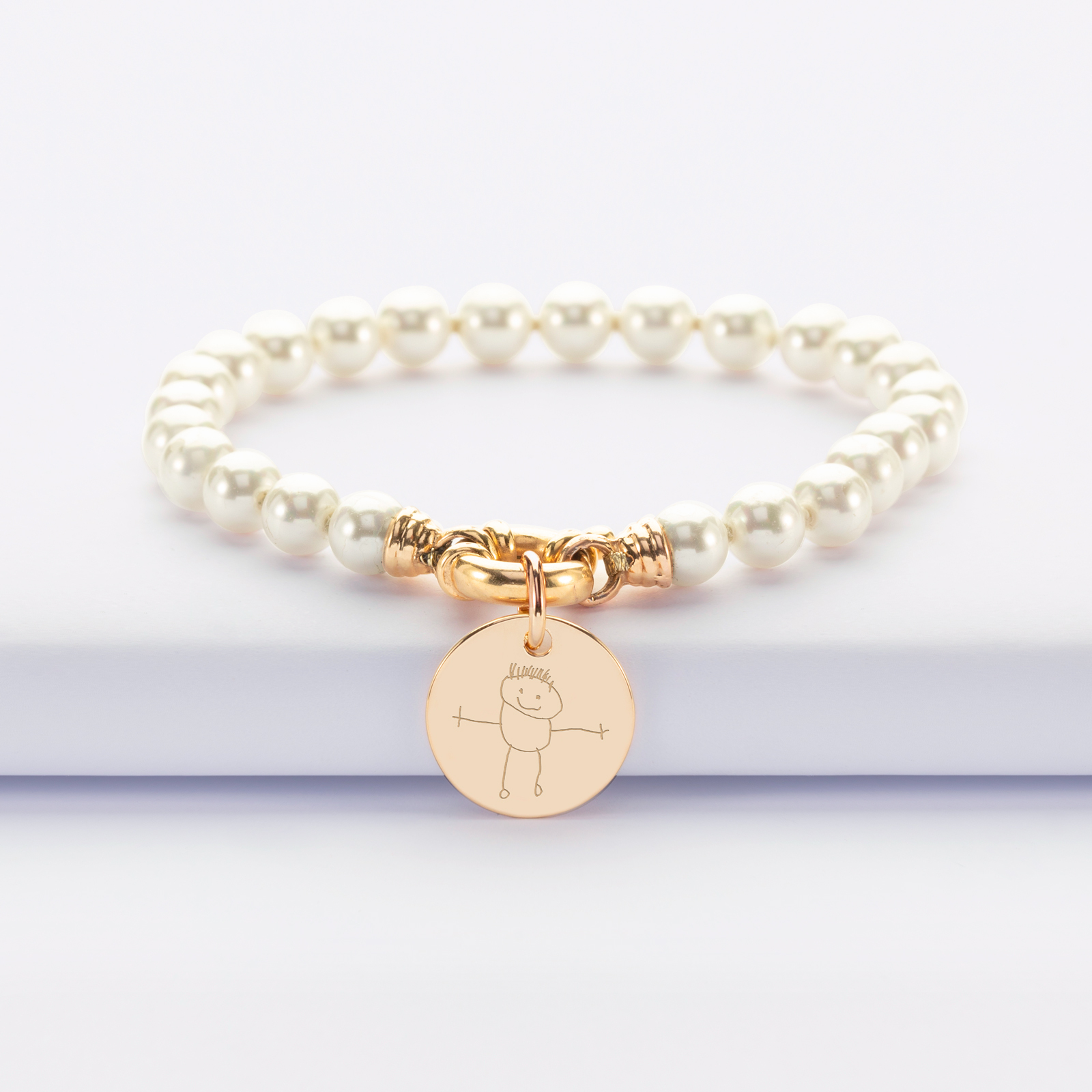 Bracelet personnalisé perles de Majorque fermoir marin médaille gravée plaqué or 15 mm - dessin