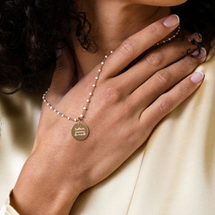 Collier perles colorées personnalisé médaille gravée plaqué or 15 mm - porté