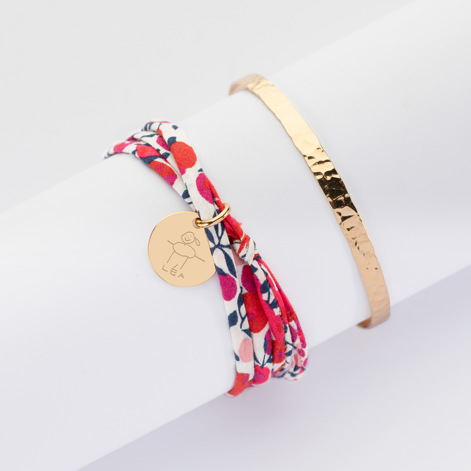 Duo bracelets personnalisés Jonc plat martelé et Liberty 3 tours fermoir médaille gravée plaqué or 15 mm - dessin