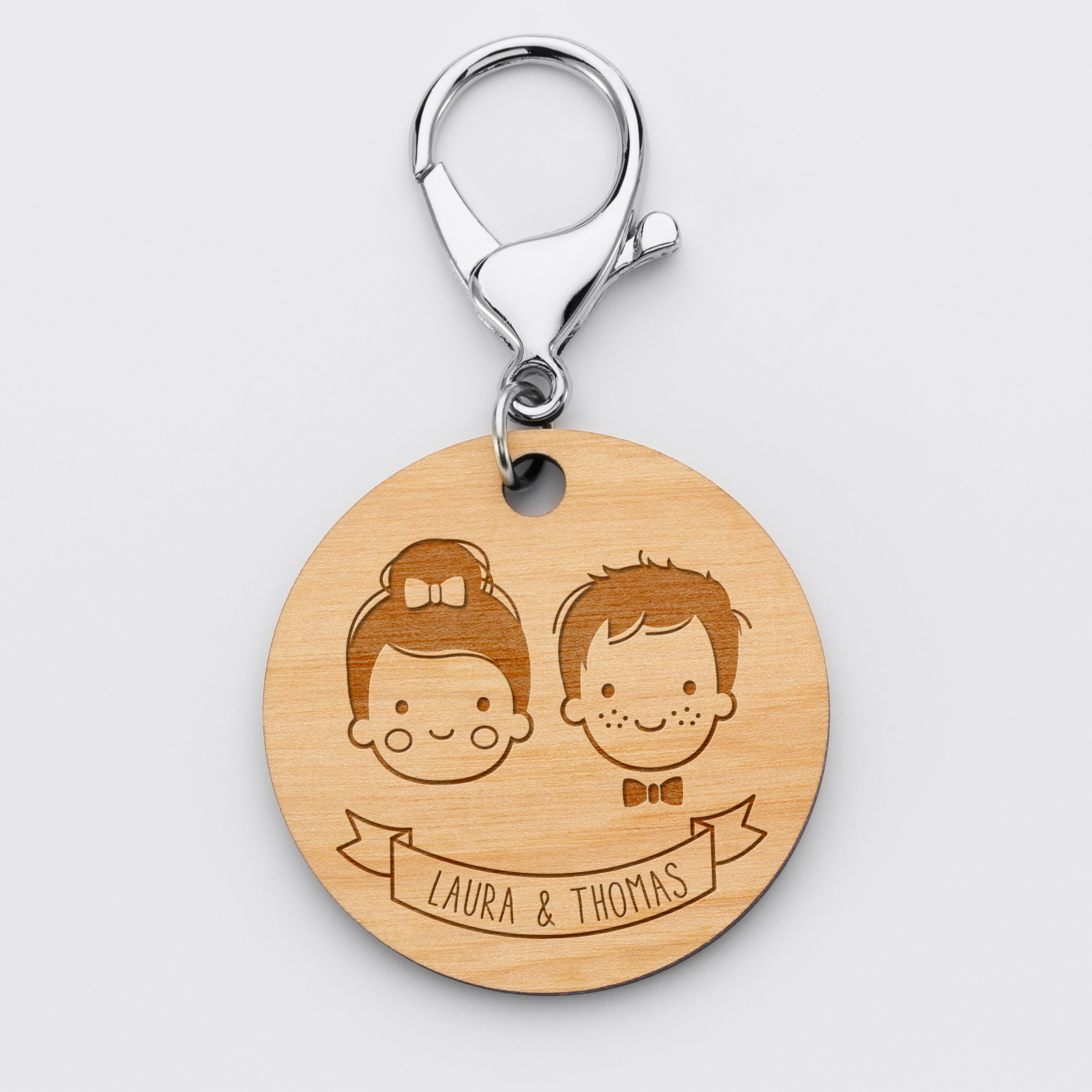 Porte-clés personnalisé prénoms médaille gravée bois ronde 50 mm "pour les amoureux" - 1