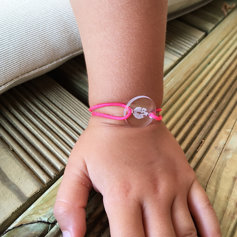 Bracelet enfant personnalisé "bisou" médaille gravée acrylique