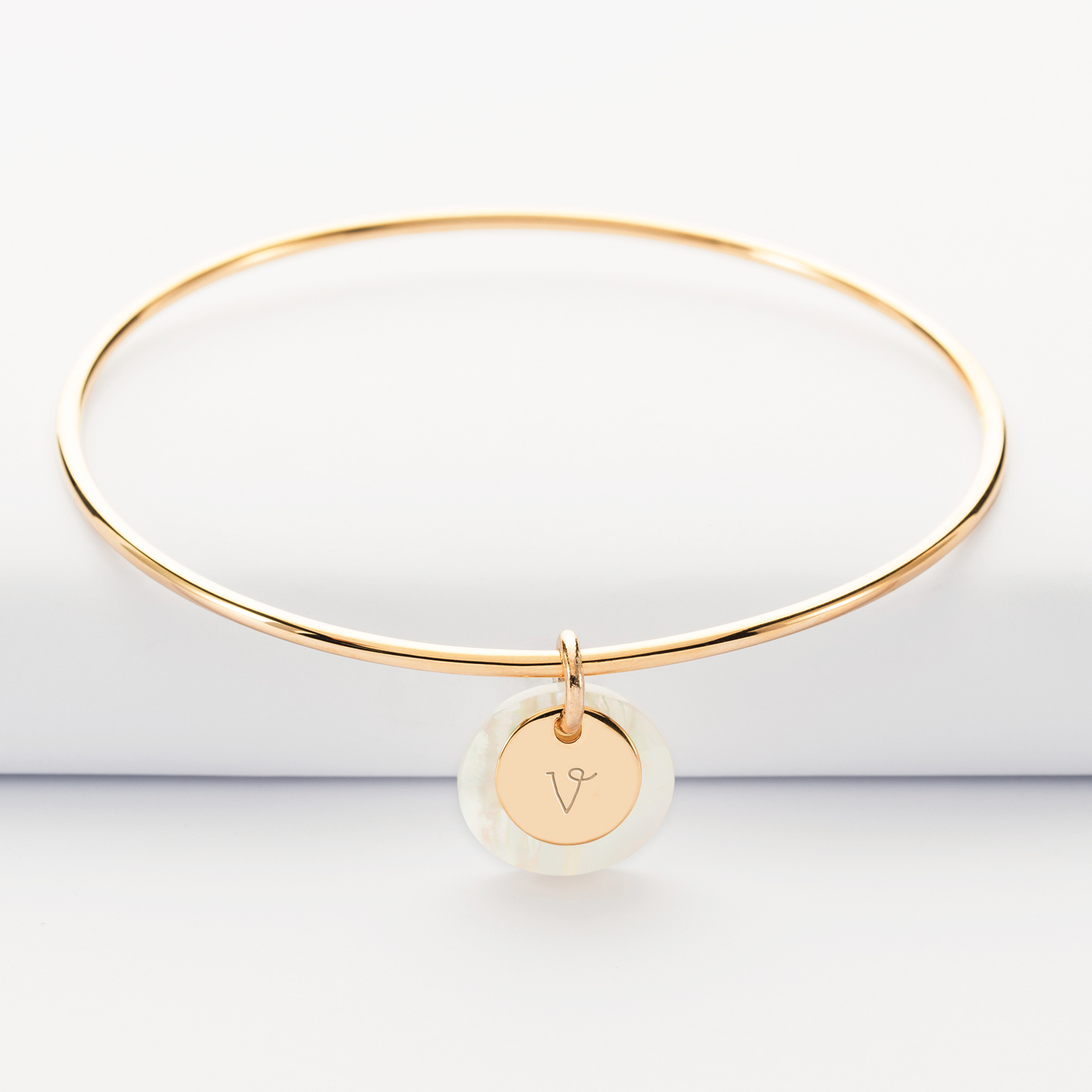 Bracelet jonc personnalisé plaqué or médaille 10 mm gravée et breloque