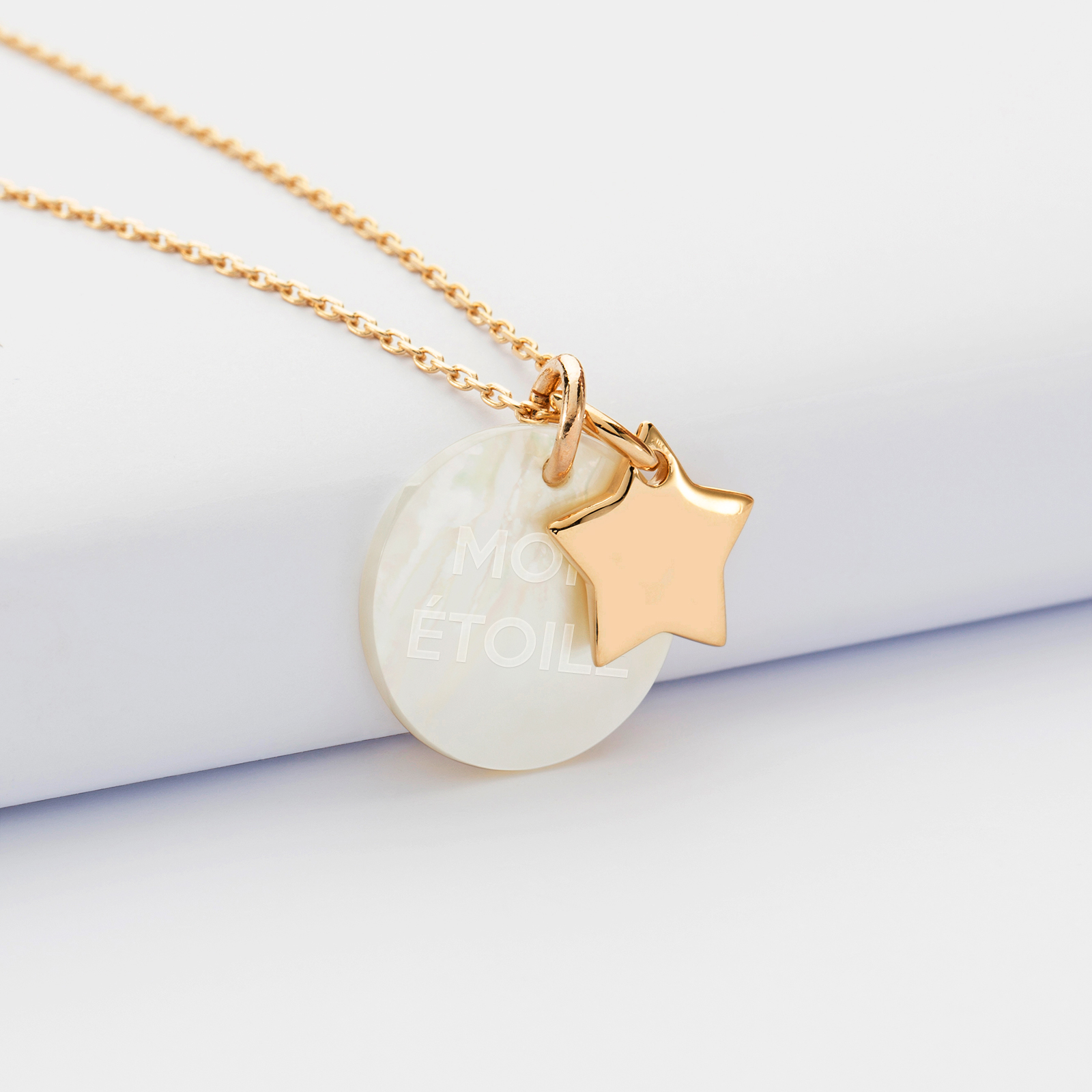 Personalised engraved mother-of-pearl medallion pendant 19 mm and gold-plated star charm 12 mm - text