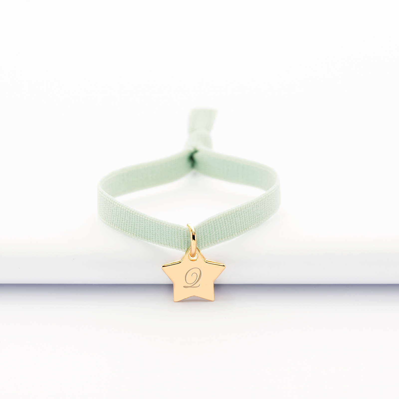 Bracelet enfant personnalisé cordon élastique médaille gravée plaqué or initiale étoile 12 mm - 1