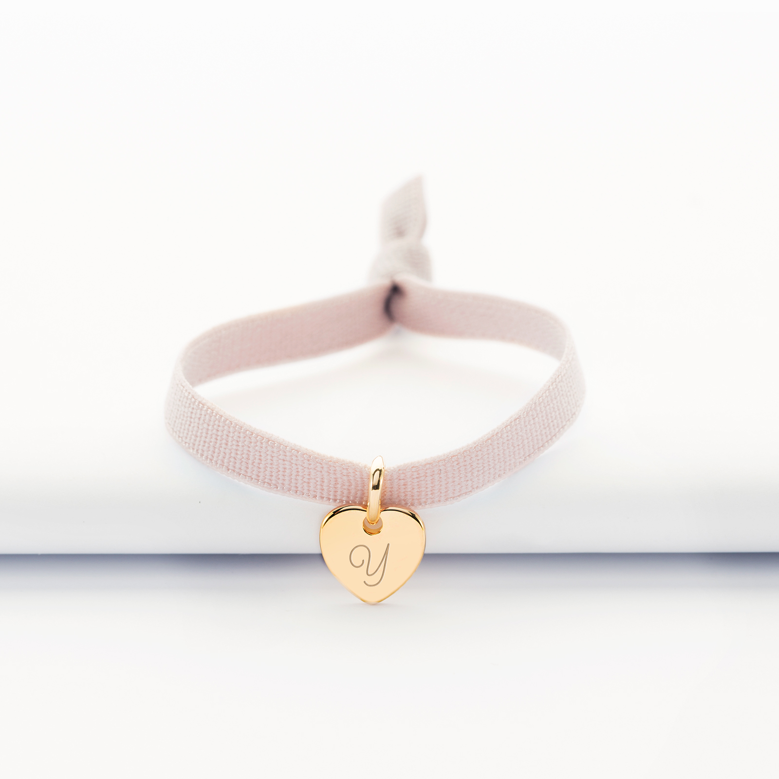 Bracelet enfant personnalisé cordon élastique médaille gravée plaqué or initiale coeur 10 mm - 1