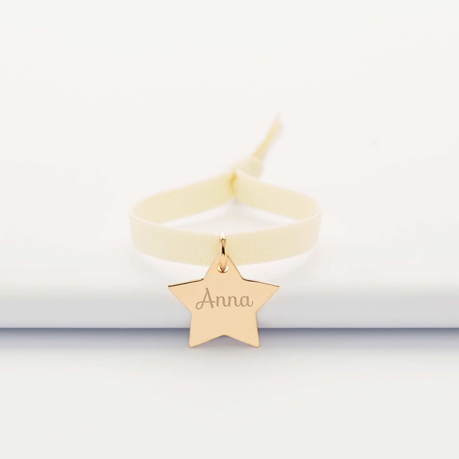 Bracelet enfant personnalisé cordon élastique médaille gravée plaqué or étoile 20x20 mm - prénom