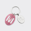 Porte-clés personnalisé médaille gravée ovale acier et breloque initiale acrylique pailleté rose illustration famille