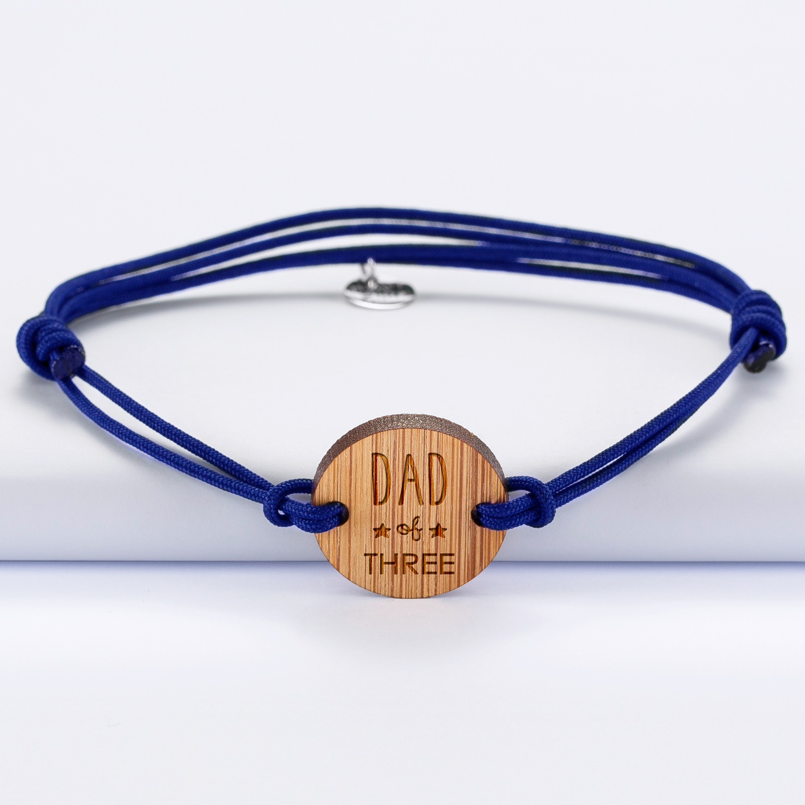 Bracelet homme médaille gravée bois ronde 21 mm - Edition spéciale "Dad of three" bleu