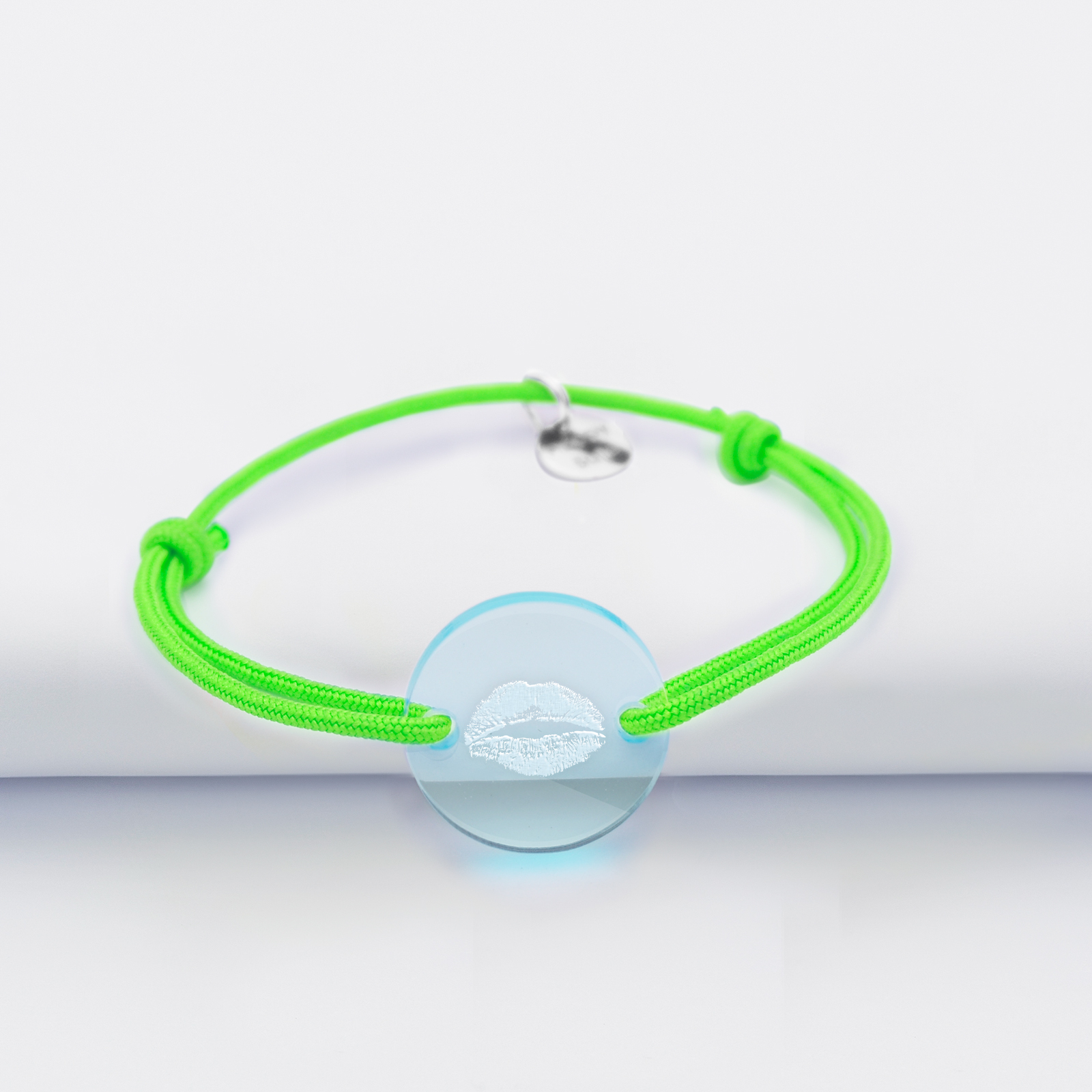 Bracelet enfant personnalisé "bisou" médaille gravée acrylique fluo bleu ronde 2 trous 17 mm vert