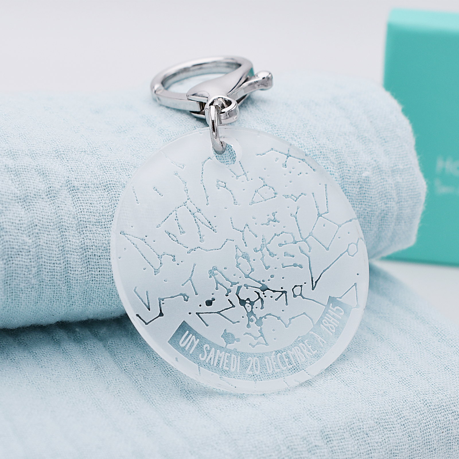Personalised keyring with engraved acrylic medaillion 50mm ‘Stars map’ white version