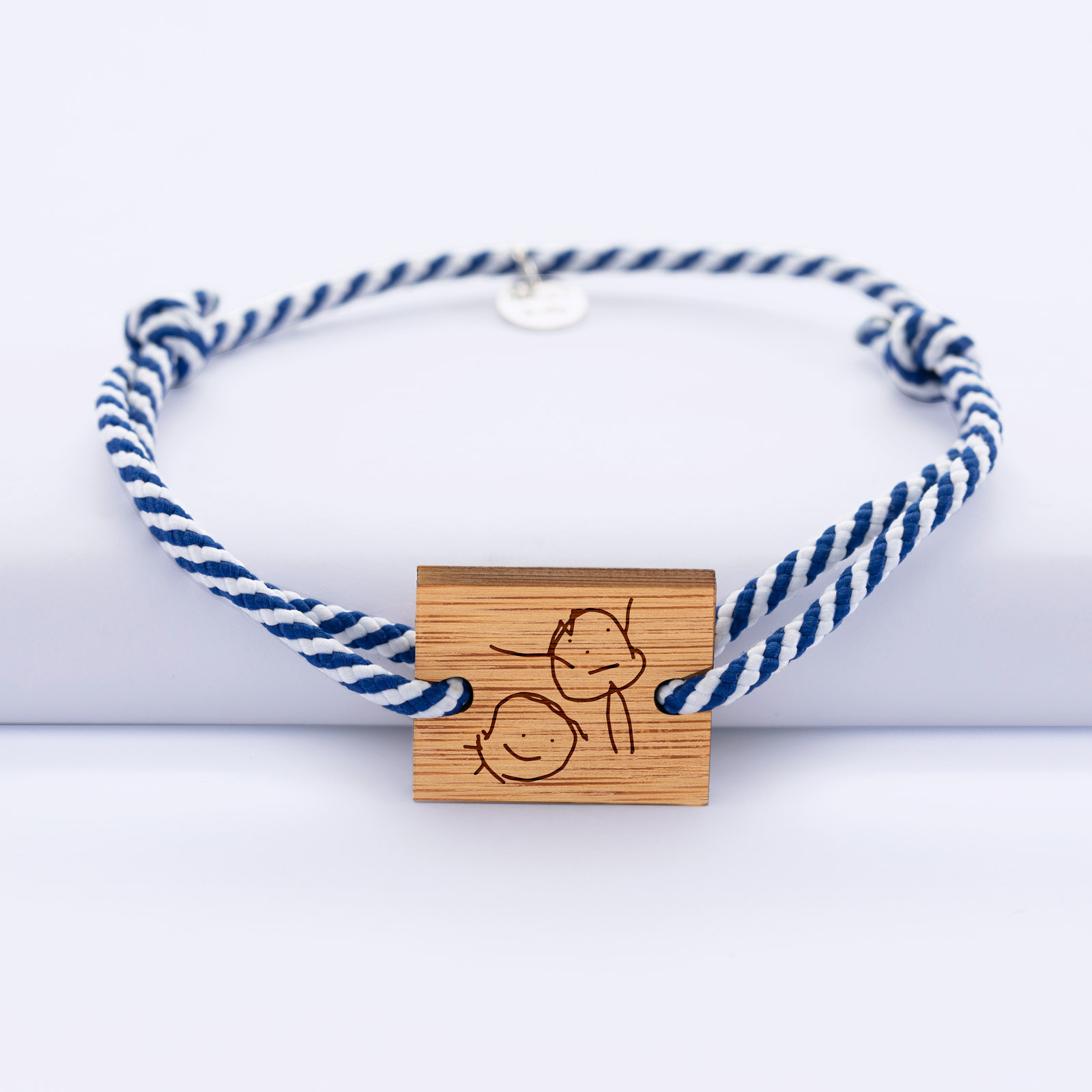 Bracelet homme personnalisé cordon marin tressé médaille gravée bois rectangle 2 trous 22x18 mm dessin bonhommes