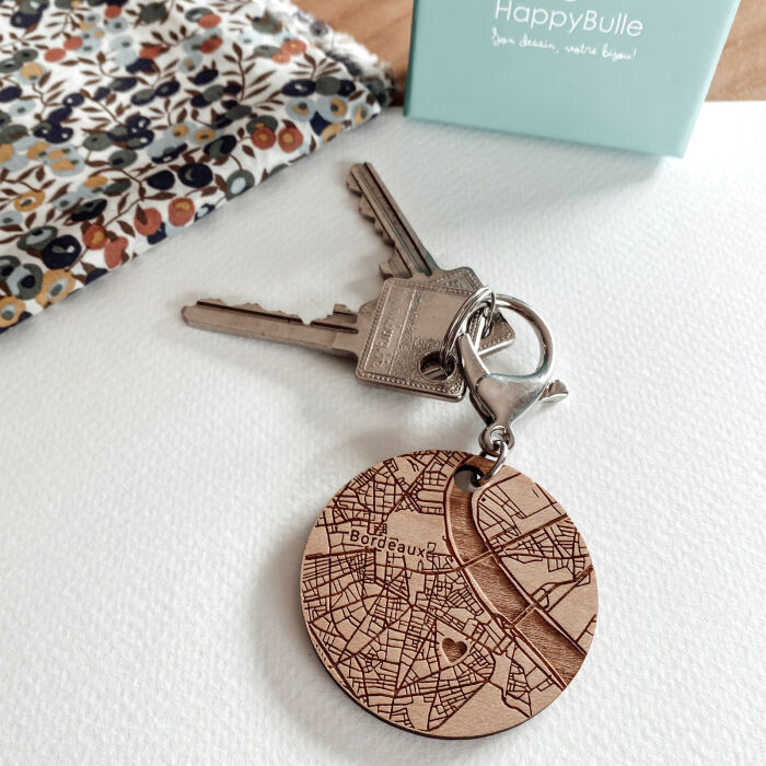 Porte-clés personnalisé gravé bois médaille ronde 50 mm "Carte géographique" - photo
