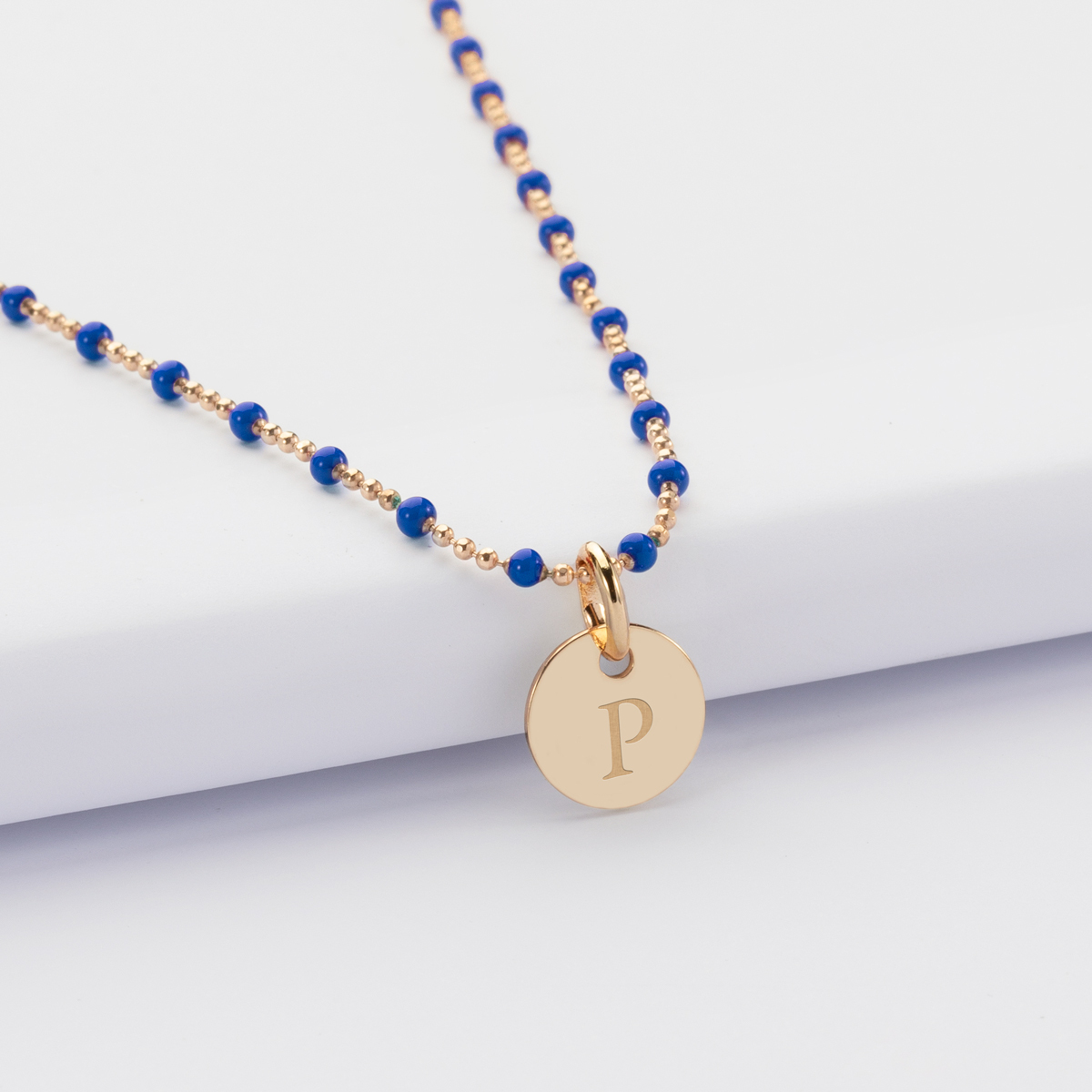 Collier perles colorées personnalisé médaille gravée plaqué or 10 mm