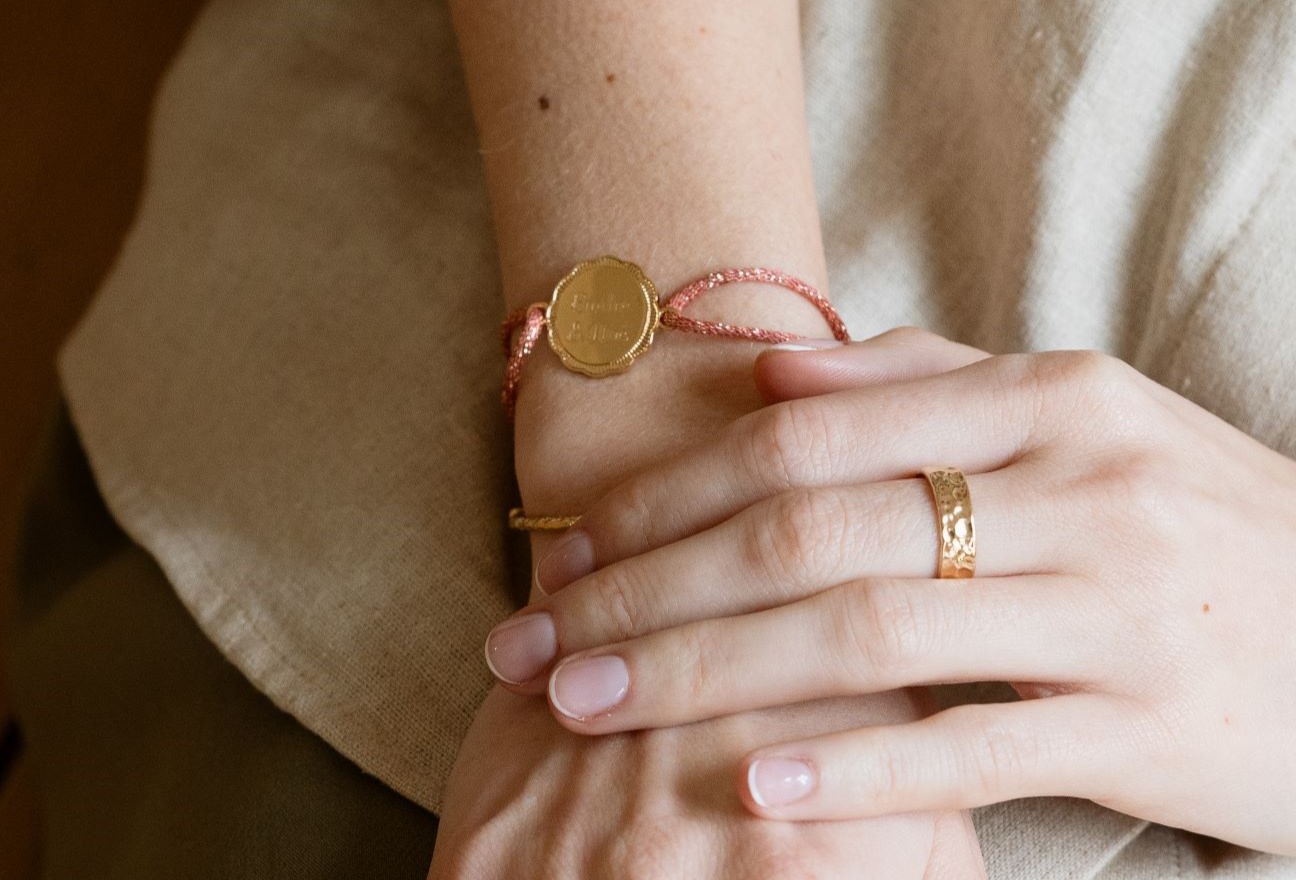 Le plaqué or : c'est quoi ? - Tout savoir sur les bijoux plaqué or