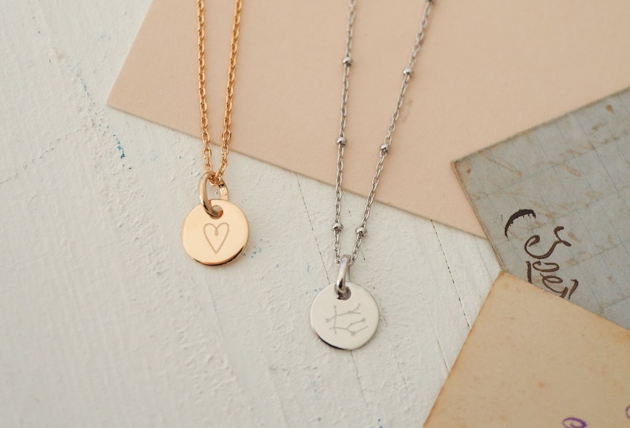 Mélanger or et argent, faux pas ou tendance bijoux ?