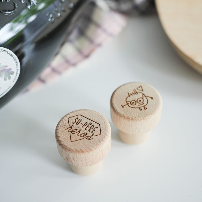 Bouchon de bouteille bois gravé -  édition spéciale "Su-père héros" - photo ambiance