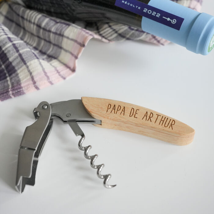 Tire-bouchon personnalisé bois gravé 12,5x3 cm - photo déplié - texte