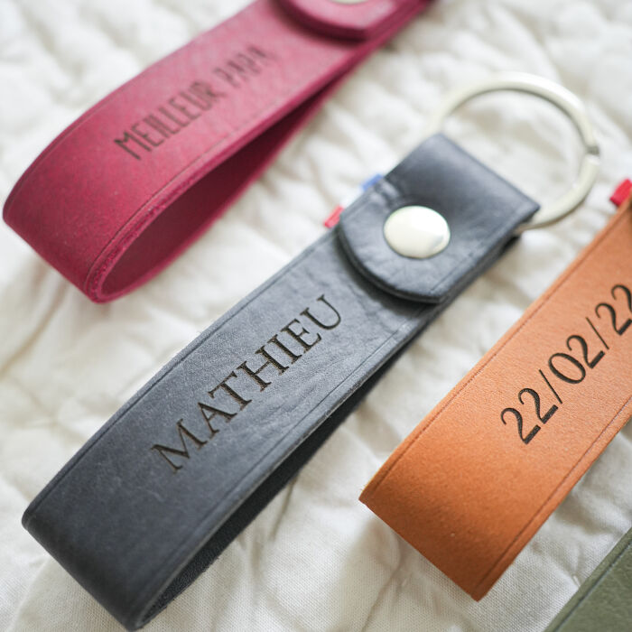 Porte-clés personnalisé gravé cuir lanière 25x100 mm - photo ambiance trio de couleurs