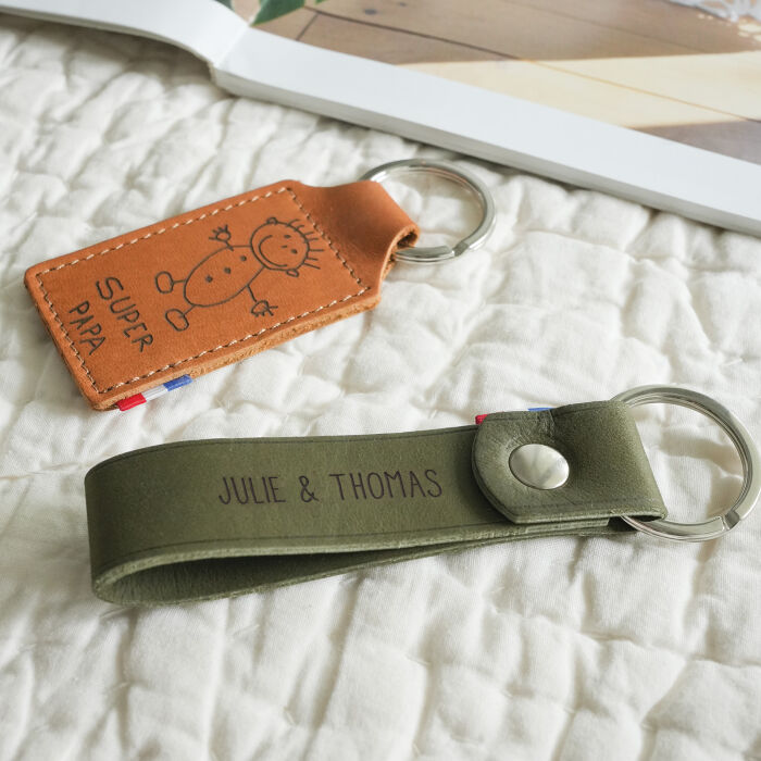 Porte-clés personnalisé gravé cuir lanière 25x100 mm - photo ambiance - prénoms