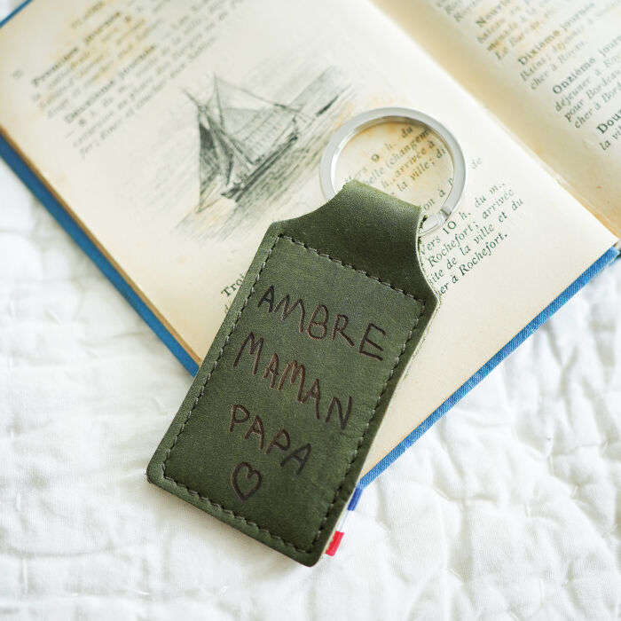 Porte-clés personnalisé gravé cuir rectangle 40x62 mm - phpto ambiance