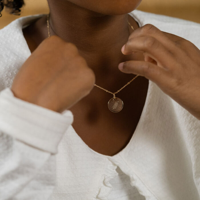 Pendentif Cérémonie enfant personnalisé médaille gravée plaqué or 15 mm - photo portée - laurier