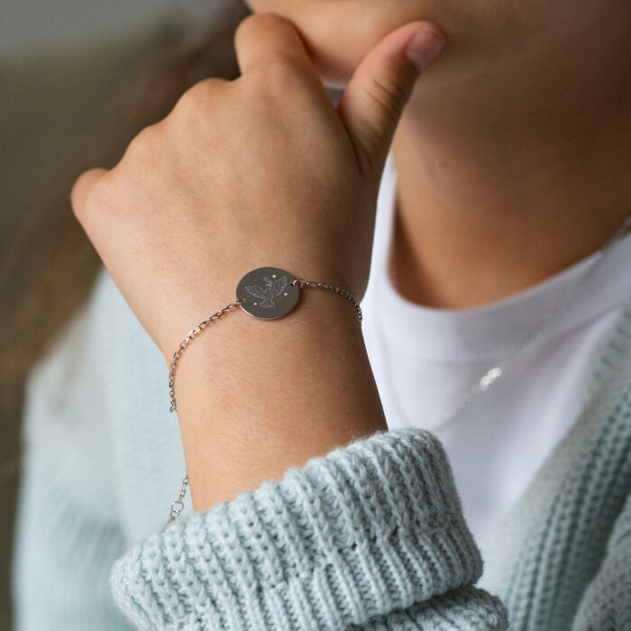 Bracelet Cérémonie enfant chaîne personnalisé médaille gravée argent 2 trous 15 mm - photo portée - colombe