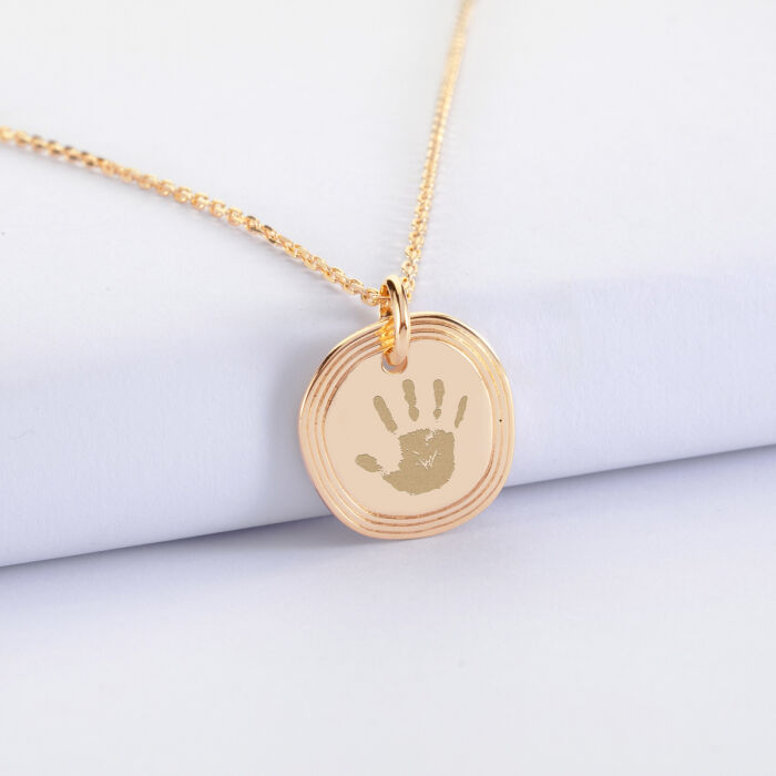 Pendentif enfant personnalisé médaille contour strié gravée plaqué or 17 mm - empreinte de main