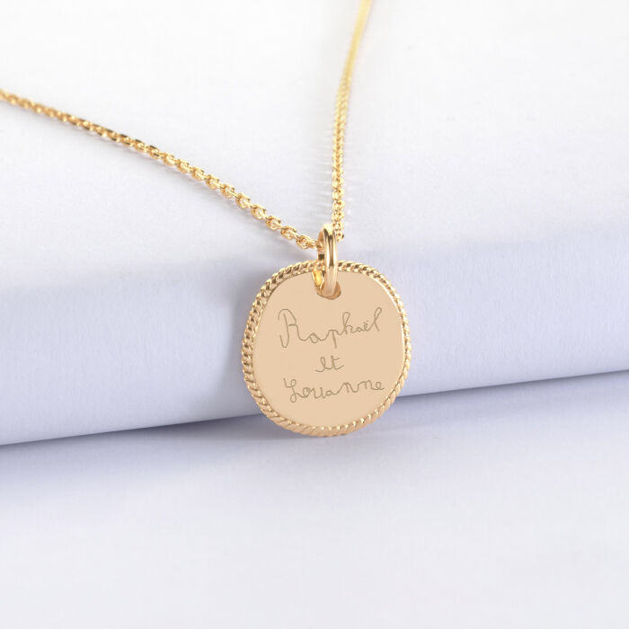 Pendentif personnalisé médaille contour tressé gravée plaqué or 17 mm - écrits prénoms