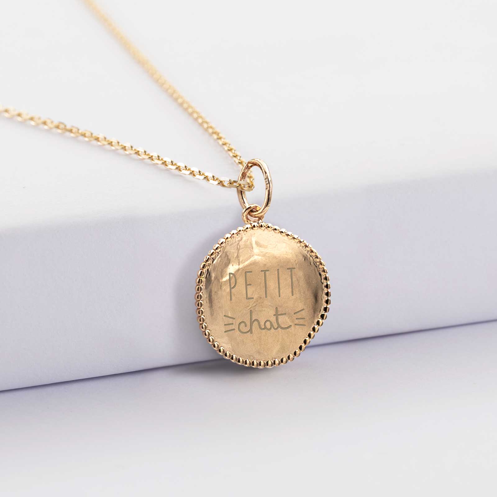 Pendentif plaqué or enfant personnalisé médaille lettre texturée
