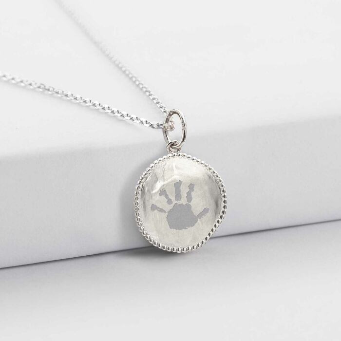 Pendentif personnalisé médaille gravée argent lettre initiale 14 mm - verso empreinte de main