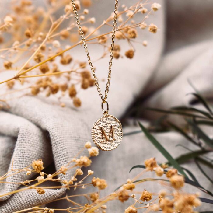 Pendentif personnalisé médaille gravée plaqué or lettre initiale texturée 14 mm - ambiance initiale M