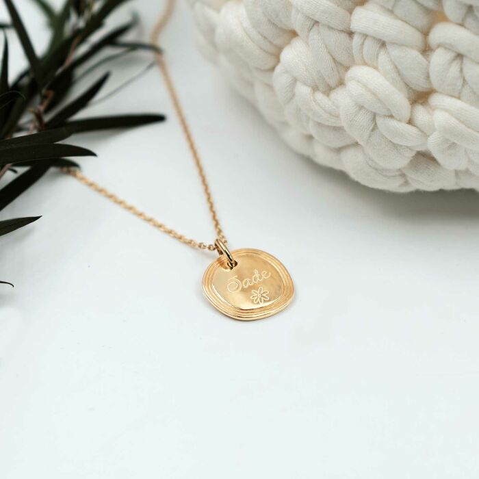 Ciondolo bambini personalizzato medaglietta contorno striato incisa placcata oro 17 mm