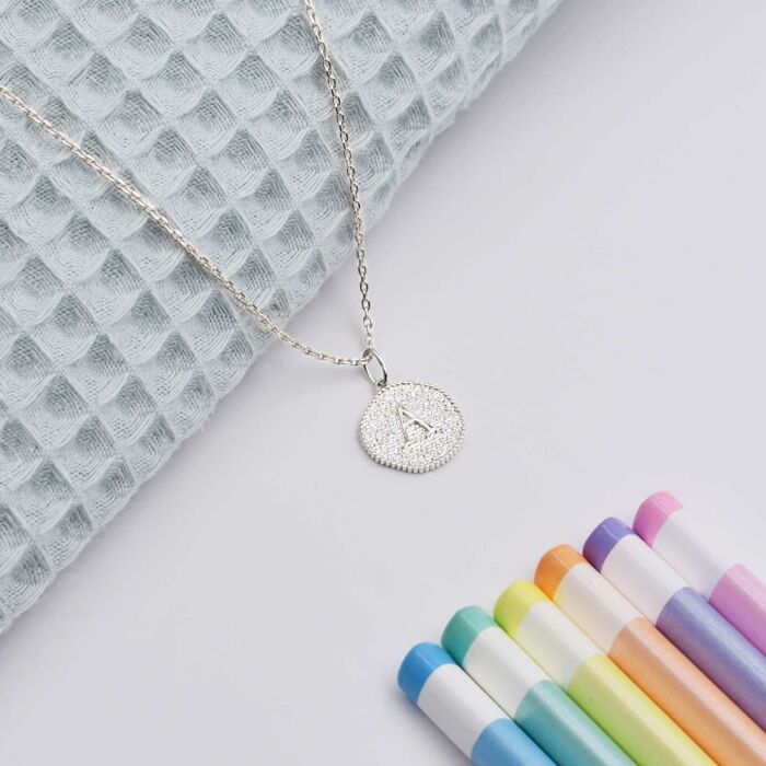 Pendentif enfant personnalisé médaille gravée argent lettre initiale texturée 14 mm