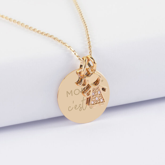Pendentif personnalisé médaille gravée plaqué or 19 mm et breloque petite fille scintillante 12 mm - illustration