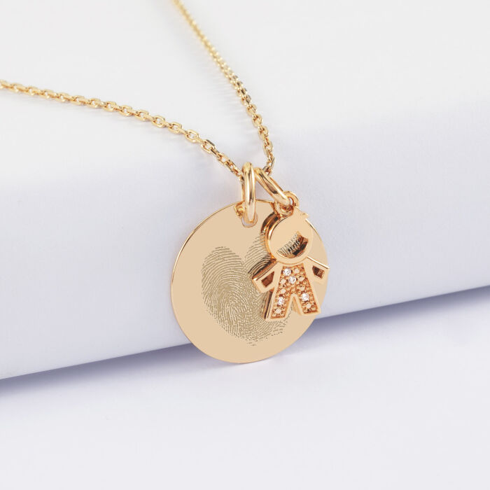 Pendentif personnalisé médaille gravée plaqué or 19 mm et breloque petit garçon scintillant 12 mm - empreinte