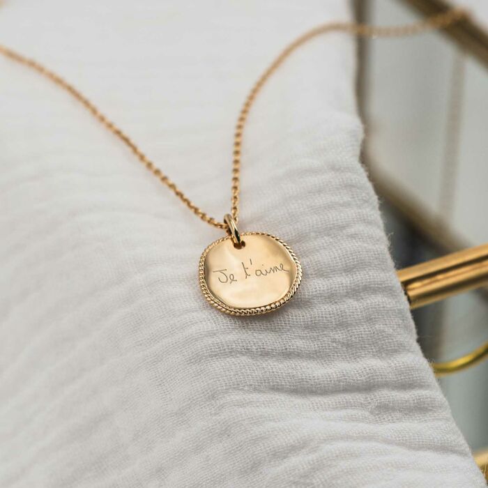 Ciondolo personalizzato medaglietta contorno intrecciato incisa placcata oro 17 mm