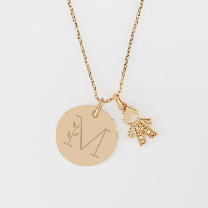 Pendentif personnalisé médaille gravée plaqué or 19 mm et breloque petit garçon scintillant 12 mm - illustration