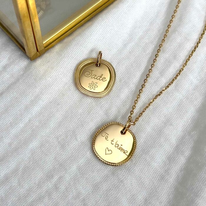 Ciondolo personalizzato medaglietta contorno intrecciato incisa placcata oro 17 mm