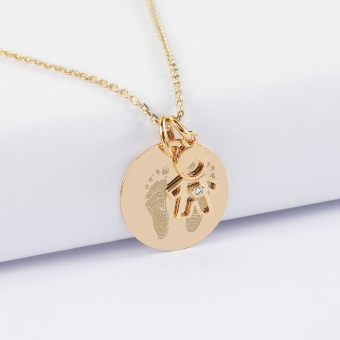 Pendentif personnalisé médaille gravée plaqué or 19 mm et breloque petit garçon zircon 12 mm - empreintes
