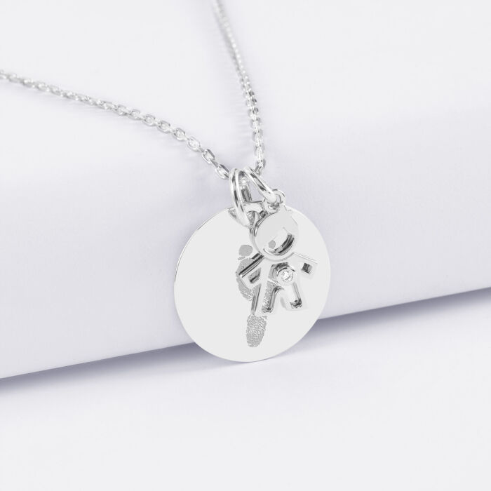Pendentif personnalisé médaille gravée argent 19 mm et breloque petit garçon zircon 12 mm - empreinte