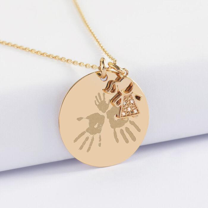 Pendentif personnalisé médaille gravée plaqué or 27 mm et breloque petite fille scintillante 12 mm - empreinte