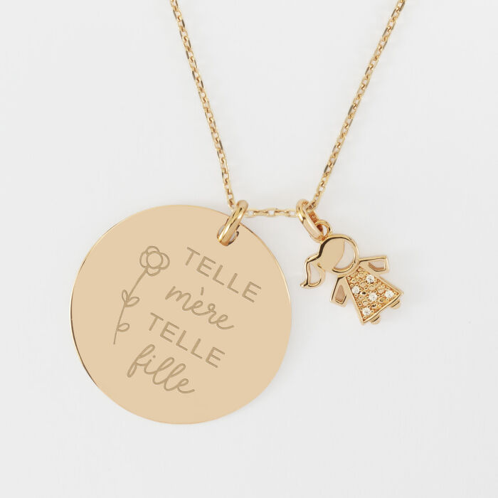 Pendentif personnalisé médaille gravée plaqué or 27 mm et breloque petite fille scintillante 12 mm - illustration
