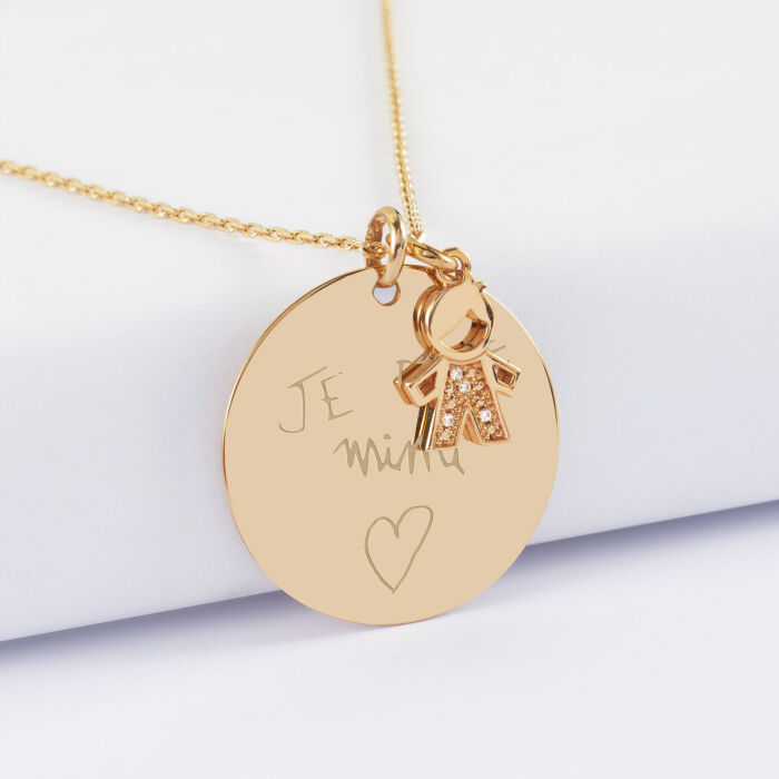 Pendentif personnalisé médaille gravée plaqué or 27 mm et breloque petit garçon scintillant 12 mm - écrit