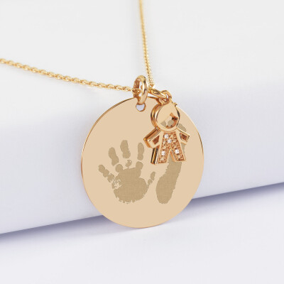 Pendentif personnalisé médaille gravée plaqué or 27 mm et breloque petit garçon scintillant 12 mm - empreinte