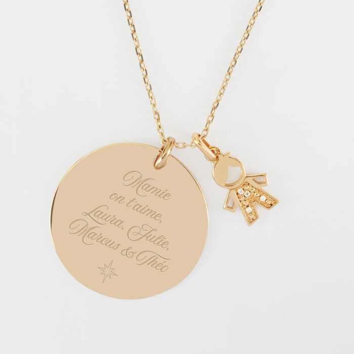 Pendentif personnalisé médaille gravée plaqué or 27 mm et breloque petit garçon scintillant 12 mm - texte pictogramme