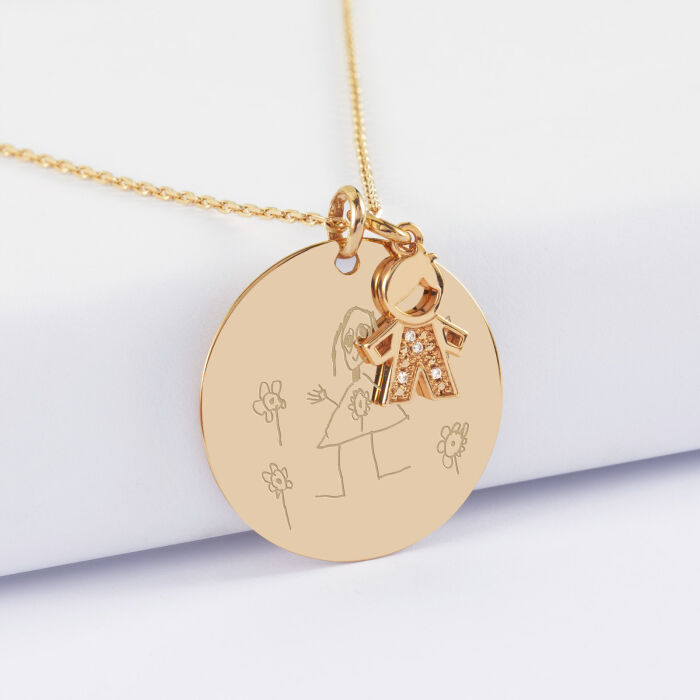 Pendentif personnalisé médaille gravée plaqué or 27 mm et breloque petit garçon scintillant 12 mm - dessin