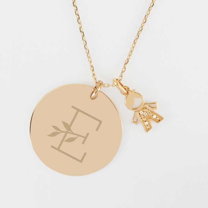 Pendentif personnalisé médaille gravée plaqué or 27 mm et breloque petit garçon scintillant 12 mm - illustration