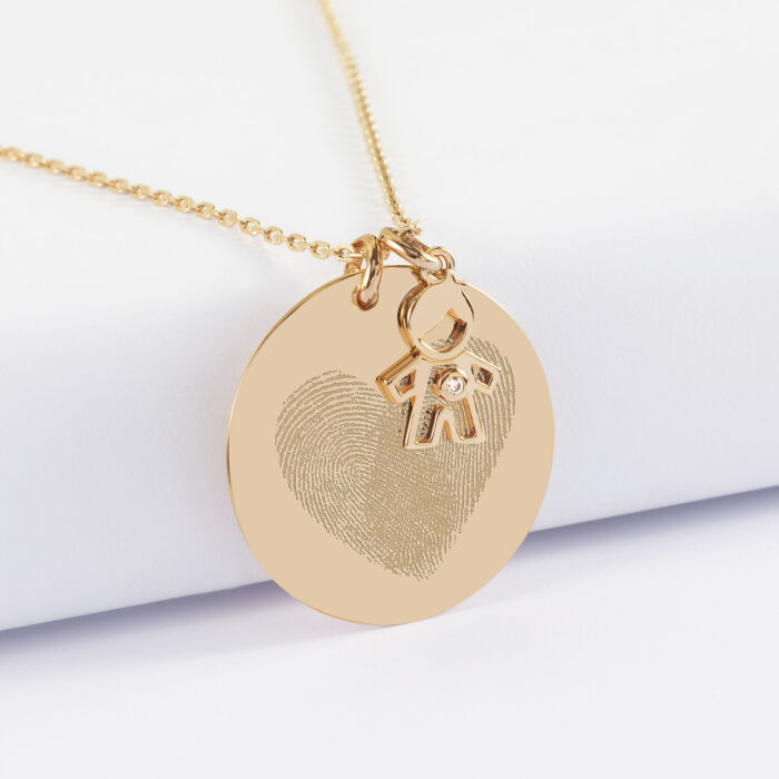 Pendentif personnalisé médaille gravée plaqué or 27 mm et breloque petit garçon zircon 12 mm - empreinte