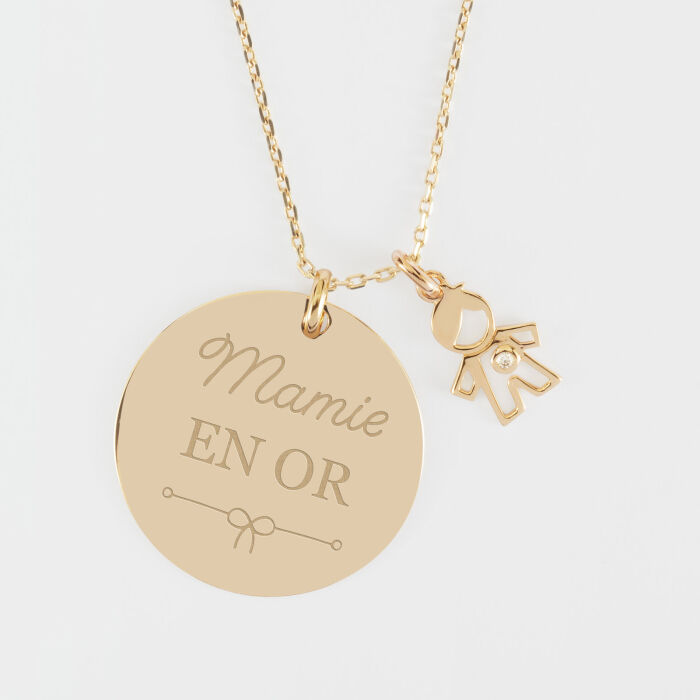 Pendentif personnalisé médaille gravée plaqué or 27 mm et breloque petit garçon zircon 12 mm - illustration
